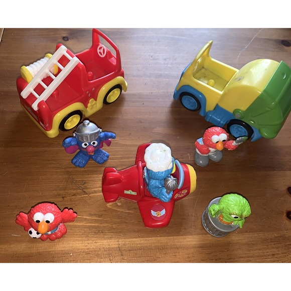 Hasbro 2010-13 Sesame Street Workshop Airplane,fire truck, & stroller + figures - Picture 4 of 9
